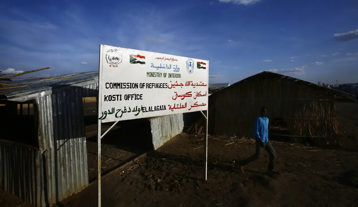 Pengungsi Sudan Selatan berjalan di kamp UNHCR al-Algaya di negara bagian Nil Putih Sudan, selatan Khartoum, (17/5). PBB juga mengatakan satu juta orang pengungsi Sudan Selatan di ambang kelaparan. (AFP Photo/Ashraf Shazly)