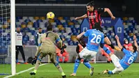 Pemain AC Milan Zlatan Ibrahimovic (kanan atas) mencetak gol ke gawang Napoli pada pertandingan Serie A di Stadion San Paolo, Naples, Italia, Minggu (22/11/2020). Dua gol Ibrahimovic membawa AC Milan menaklukkan Napoli dengan skor 3-1. (ANDREAS SOLARO/AFP)