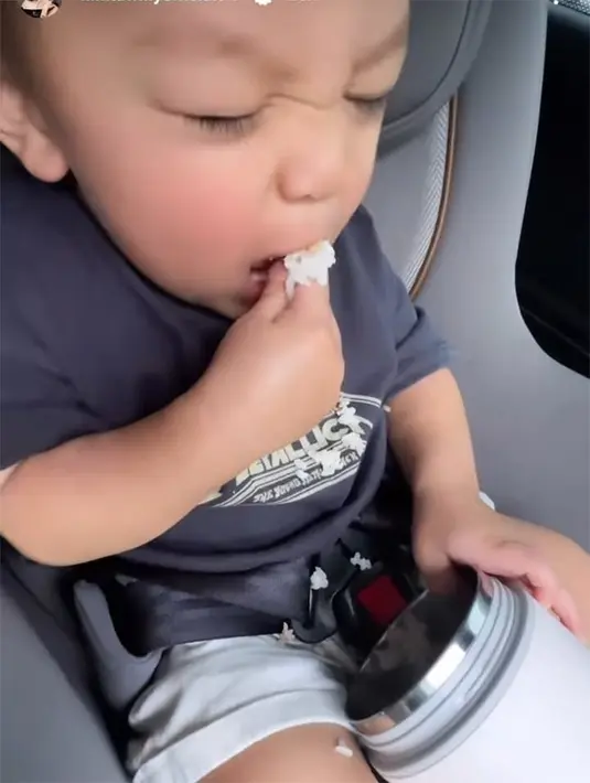 Setelah naik motor, Baby Izz tampak lahap sekali makan nasi uduk.  "Setelah naik motot panas dan cape, ngemil nasi uduk dulu," tulisnya. [Instagram/nikitawillyofficial94]