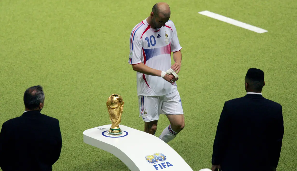 Gelandang Prancis, Zinedine Zidane, meninggalkan lapangan usai menanduk bek Italia, Marco Materazzi, saat final Piala Dunia 2006 Stadion Olympic, Jerman (9/7/2006). Tandukan tersebut merupakan salah satu momen ikonik pada Piala Dunia 2006. (AFP/Roberto Schmidt)