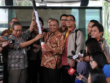 Guru Besar Sosiologi UI Bambang Widodo Umar (kiri) memberikan pensil berukuran besar bertuliskan 'Tolak Revisi UU KPK' kepada Ketua KPK Agus Rahardjo di depan Gedung KPK, Jakarta, Jumat (19/2). (Liputan6.com/Helmi Afandi)