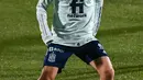 Gelandang Spanyol Gavi mengambil bagian dalam sesi latihan latihan di La Ciudad del Futbol, Las Rozas de Madrid, Spanyol (8/11/2021). Spanyol tertinggal dua angka dari Swedia yang berada di puncak klasemen. (AFP/Gabriel Bouys)