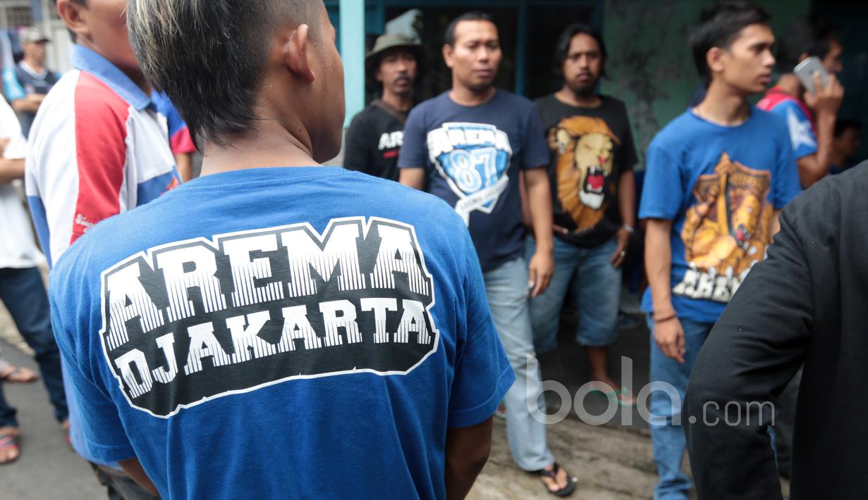 Fans Arema FC dan Persija Jakarta mulai memadati rumah duka almarhum Achmad Kurniawan di Cijantung, (11/1/2017). (Bola.com/Nicklas Hanoatubun)