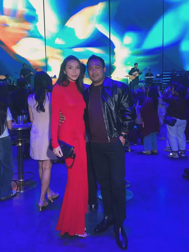 6 Potret Manohara Odelia Pakai Gaun Merah Elegan nan Anggun di Momen Spesial