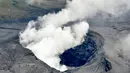 Pandangan udara kawah Gunung berapi Aso yang mengeluarkan asap dan debu ketika mengalami erupsi di Prefektur Kumamoto, Sabtu (8/10). Menurut Badan Meteorologi Jepang, gunung itu melontarkan debu vulkanik hingga 11 ribu meter ke langit. (Kyodo/via REUTERS)