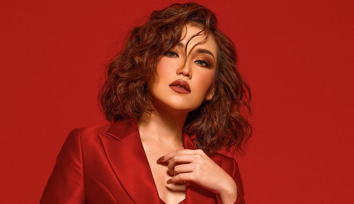 Ketika jalani sebuah pemotretan Ayu Ting Ting tampil menawan dengan busana merah. Bukan cuma busananya saja, warna lipstiknya juga tak kalah cetar. Terlebih rambutnya yang dimodel keriting itu membuat Ayu kian menawan.(Liputan6.com/IG/@ayutingting92)