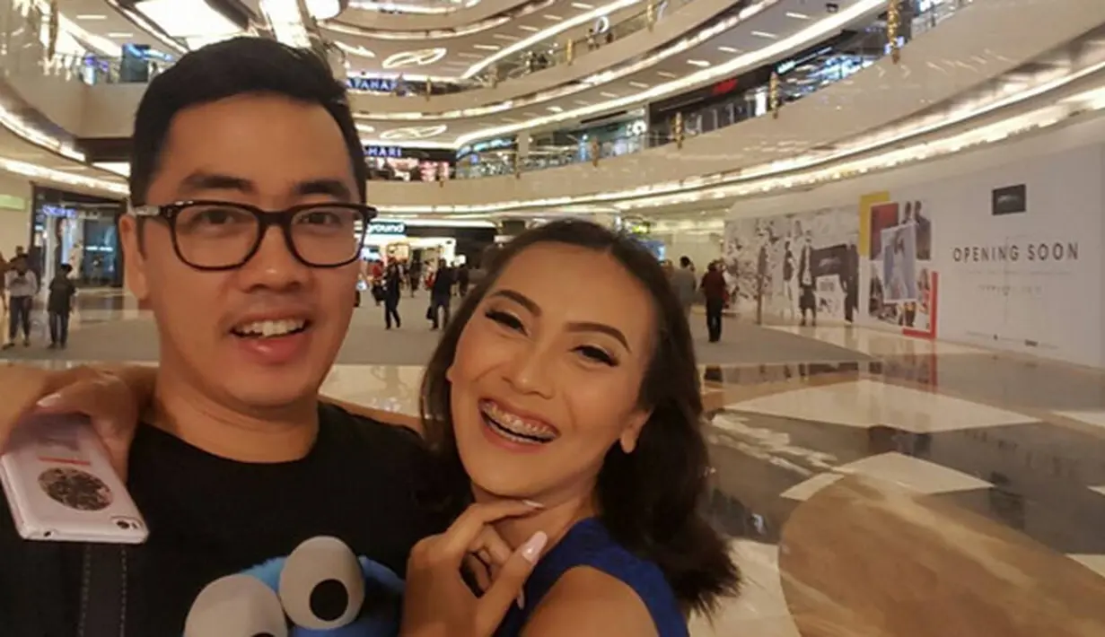 Pernikahannya dengan Vina merupakan pernikahan kedua bagi Dennis Adhiswara. Sebelumnya, ia menikah dengan Nadia Flo tahun 2009. Pernikahannya itu hanya bertahan lima tahun. (Instagram/ vinachan00)