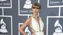 Taylor Swift terlihat anggun mengenakan gaun rancangan J Mendel dengan warna krem terang di ajang Grammy Awards ke 55 di Los Angeles (10/2/2013). (Bintang/EPA)