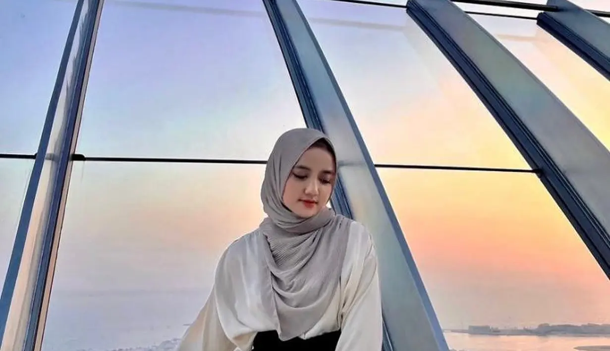 Padanan baju cream dengan pashmina warna light grey seperti yang dikenakan Wirda Mansur juga tak kalah menarik. [Foto: IG/wirda_mansur].