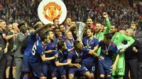 Selebrasi Manchester United (MU) usai memastikan gelar juara Liga Europa 2016/2017. (AP Photo/Martin Meissner)