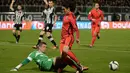 Kiper Angers, Ludovic Butelle (kiri) berebut bola dengan pemain Paris Saint-Germain, Edinson Cavani (kanan) pada lanjutan Ligue 1 di Sstadion Jean Bouin, Angers, France.  (AFP Photo/Jean Francois Monier) 