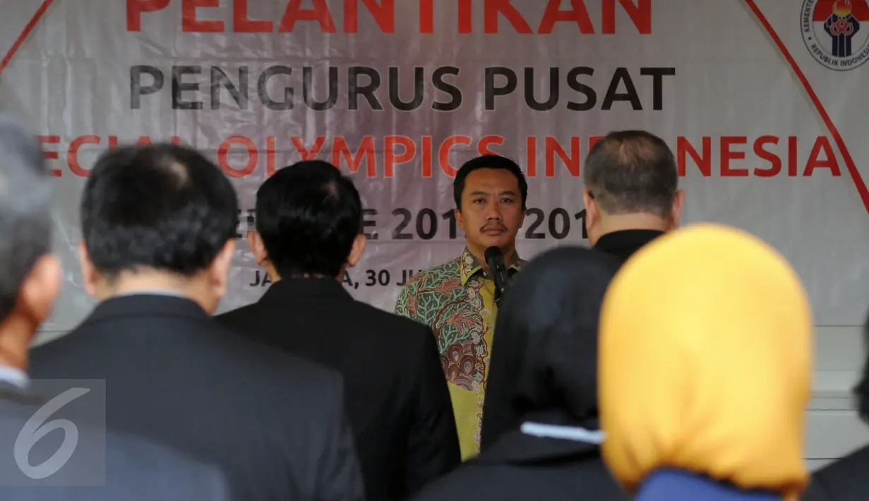 Menpora, Imam Nahrawi (hadap lensa) saat melantik Pengurus Pusat Special Olympics Indonesia (SOIna) di Jakarta, Kamis (30/6). SOIna merupakan organisasi pelatihan dan kompetisi olahraga bagi penyandang Tunagrahita. (Liputan6.com/Helmi Fithriansyah)