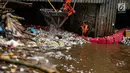 Pekerja memilah sampah saat pembersihan sampah di pintu air Manggarai, Jakarta, Selasa (4/12). Pembersihan dilakukan untuk melancarkan aliran sungai dan mencegah datangnya banjir saat memasuki musim hujan di wilayah tersebut. (Liputan6.com/Faizal Fanani)