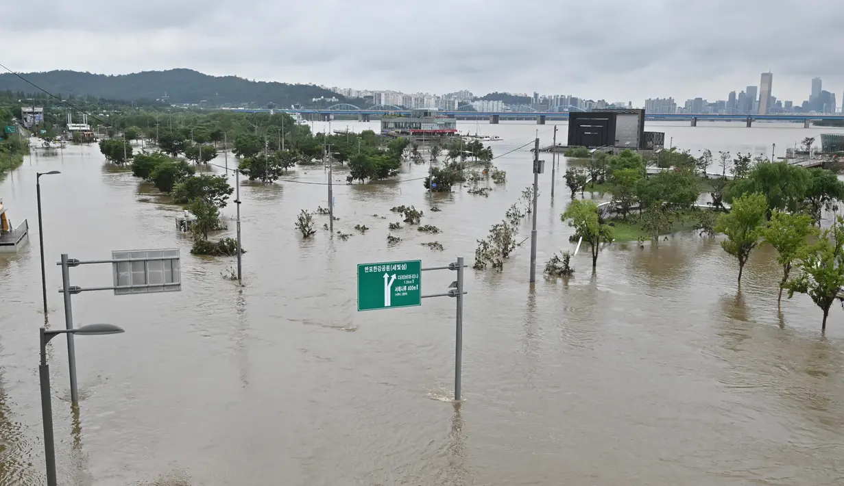 Sebuah taman di samping sungai Han terendam banjir menyusul hujan lebat di Seoul (11/8/2020). Musim hujan Korea Selatan, yang dimulai pada 24 Juni, menyamai rekor sebelumnya 49 hari yang ditetapkan pada 2013, kata Badan Meteorologi Korea. (AFP/Jung Yeon-je)