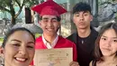 Tak hanya Donna, kedua anaknya pun hadir di momen wisuda sang kakak. Meski Darius berhalangan hadir, namun momen kebersamaan tetap terasa. [@dagnesia]