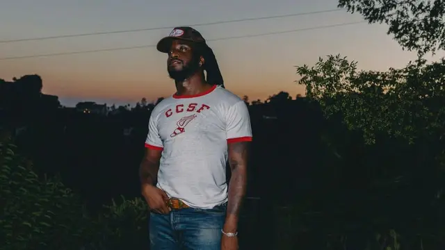 Paduan Levis 501 jeans dengan kaos retro yang santai dan kekinian