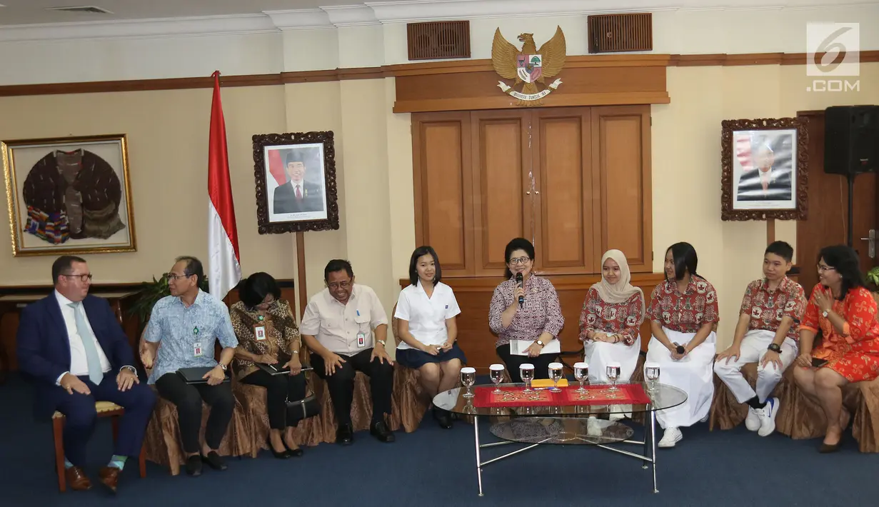 Menkes Nila F Moeloek bersama tiga pelajar SMA asal Palangkaraya dan penemu alat diagnosis diabetes Celestine Jovanna Wenardy jumpa pers terkait bajakah di Kemenkes, Jakarta, Senin (26/8/2019).  (Liputan6.com/Herman Zakharia)