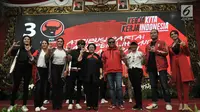 Ketum PDIP Megawati Soekarnoputri dan Sekjen PDIP Hasto Kristiyanto foto bersama dengan para kader  saat peluncuran Atribut Milenial di Kantor DPP PDIP, Jakarta, Kamis (20/9). (Merdeka.com/Iqbal S. Nugroho)