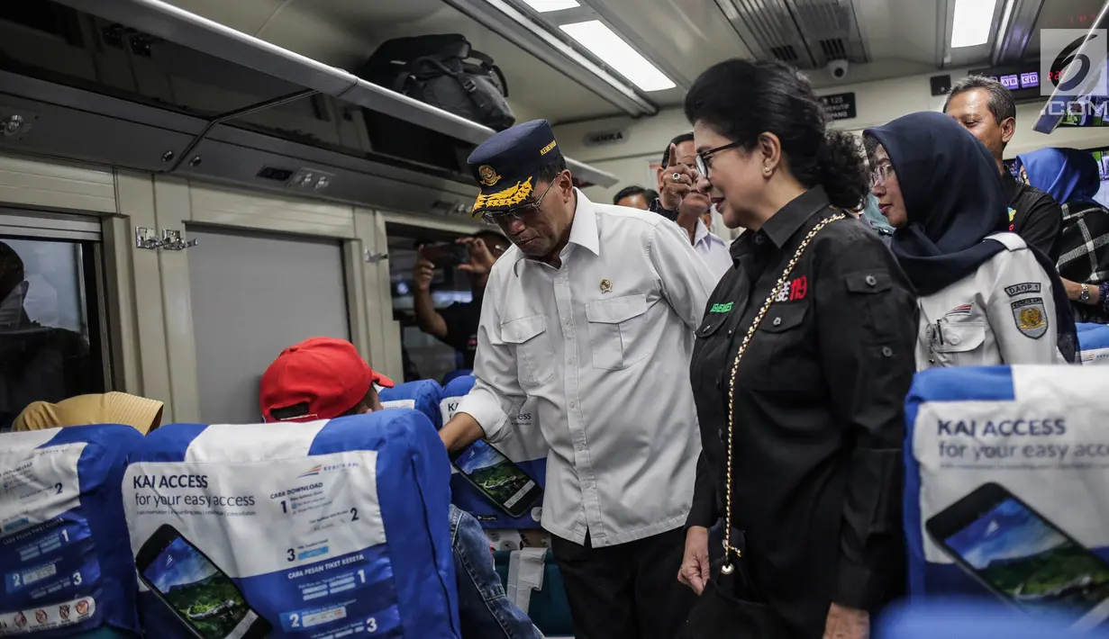 Menhub Budi Karya dan Menkes Nila Moeloek meninjau pengamanan dan angkutan lebaran 2019 di Stasiun Gambir, Jakarta, Minggu (26/5/2019). Menhub meminta seluruh petugas dan relawan yang bertugas selama musim mudik Lebaran 2019 untuk bekerja lebih baik dari tahun sebelumnya.(Liputan6.com/Faizal Fanani)