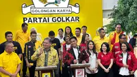 Ketua Umum (Ketum) Golkar Airlangga Hartarto menerima kunjungan Ketum PSI Kaesang Pangarep. (Liputan6.com/ Nanda Perdana Putra)