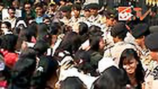 Dilarang Masuk, Demonstran Perempuan Cium Polisi