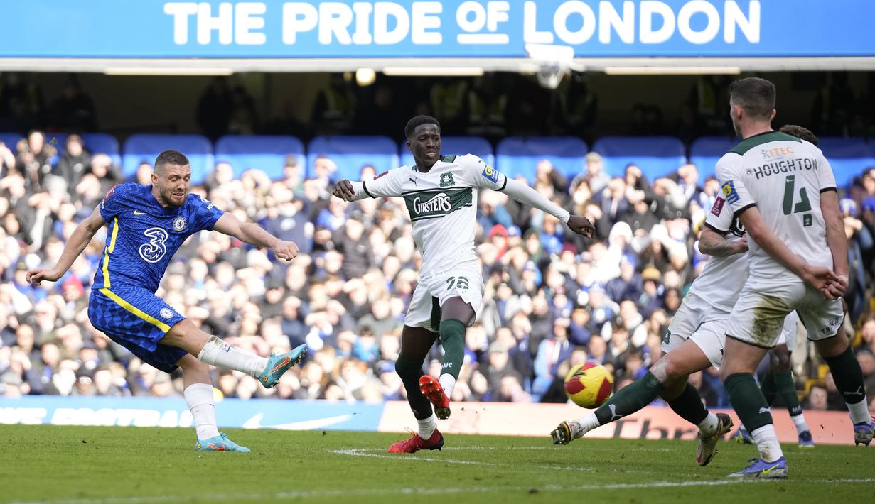Peluang Chelsea berikutnya terjadi pada menit ke-37. Tembakan keras Mateo Kovacic dari luar kotak penalti hanya membentur tiang gawang. (AP/Matt Dunham)