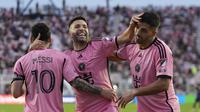 Pemain Inter Miami, Lionel Messi (kiri), Jordi Alba, dan Luis Suarez merayakan gol keempat timnya ke gawang Orlando City pada laga lanjutan Major League Soccer (MLS) 2024 yang berlangsung di Chase Stadium, Fort Lauderdale, Florida, Minggu (03/03/2024) WIB. The Herons menang dengan skor 5-0. (AP Photo/Rebecca Blackwell)