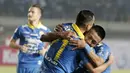 Para pemain Persib Bandung merayakan gol yang dicetak Febri Hariyadi ke gawang Persipura Jayapura pada laga Liga 1 2019 di Stadion Si Jalak Harupat, Bandung, Sabtu (18/5). Persib menang 3-0 atas Persipura. (Bola.com/M. Iqbal Ichsan)