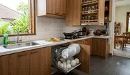 7 Ide Dapur dengan Rak Piring Tarik dan Tempat Bumbu Tersembunyi agar Lebih Rapi
