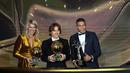 Gelandang Real Madrid, Luka Modric (tengah) berpose dengan bintang Lyon, Ada Hegerberg (kiri) dan pemain muda PSG, Kylian Mbappe pada malam penghargaan Ballon d'Or 2018 di Grand Palais, Paris, Senin (3/12). (FRANCK FIFE / AFP)