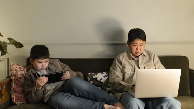 Dampak Screen Time Terhadap Kecerdasan dan Kreativitas Anak (photo by freepik.com)