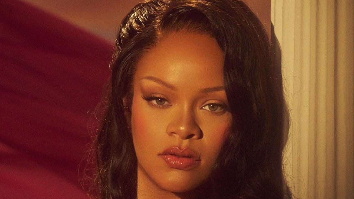 Rihanna Rilis Koleksi Lingerie Terinspirasi Dewi Cinta, Pose dengan Bra Bunga Mawar