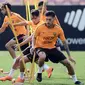 Para pemain AS Roma, Lorenzo Pellegrini dan Cengiz Under, tampak serius saat latihan jelang laga Liga Champions di Trigoria, Roma, Selasa (1/5/2018). AS Roma akan berhadapan dengan Liverpool. (AFP/Filippo Monteforte)