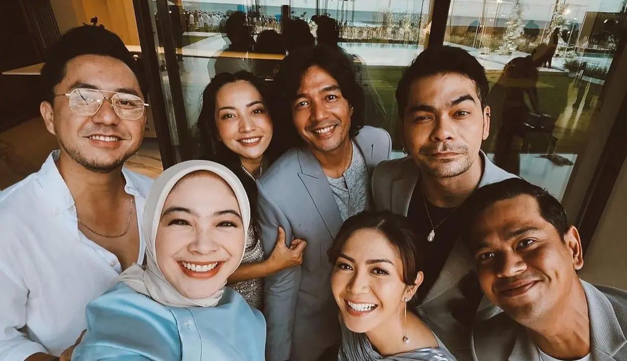 Gaun silver itu dipadukan dengan rok mini abu-abu yang mengintip dari balik rok silver-nya [@dianayulestari]