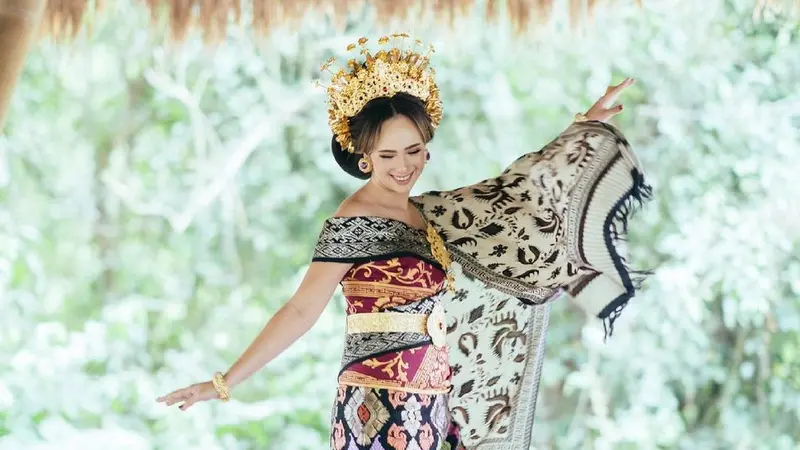 Pesona Pamela Bowie Dalam Balutan Baju Adat Bali, Tampil Menawan