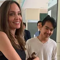 Angelina Jolie saat mengantar Maddox ke kampus. (Instagram/worldstarsmag)