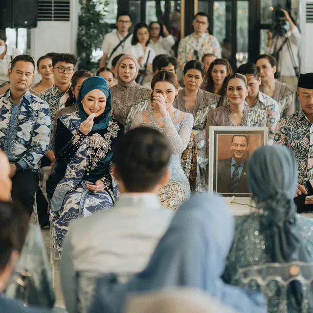 6 Potret Aaliyah Massaid 'Ditemani' Adjie Massaid di Momen Lamaran, Penuh Haru