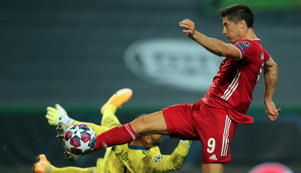 Robert Lewandowski. Striker Bayern Munich asal Polandia ini mencetak gol ke-70 saat memainkan laga ke-93 setelah sebelumnya mencetak 18 gol bersama Borussia Dortmund dalam 36 penampilan. (AFP/Miguel A. Lopes/Pool)