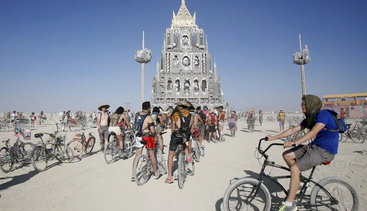 Peserta berkumpul di instalasi seni " Totem dari Confessions " selama acara The Burning Man 2015 atau " Carnival of Mirrors " di sebuah gurun pasir, Nevada ,(31/8/2015). Sekitar 70.000 orang akan hadir dalam acara ini. (REUTERS/Jim Urquhart)