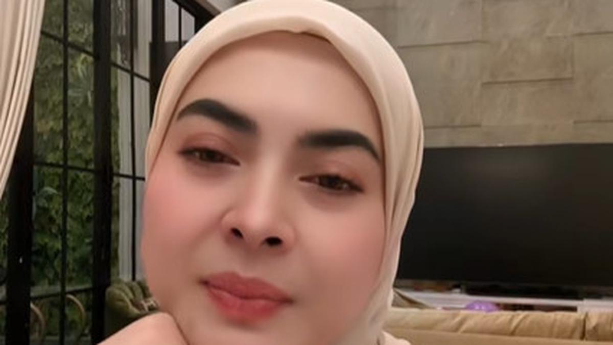 Potret Ruang Keluarga Aisyahrani Bergaya Modern Klasik dengan Dinding Batu Alam, Elegan dan Mewah