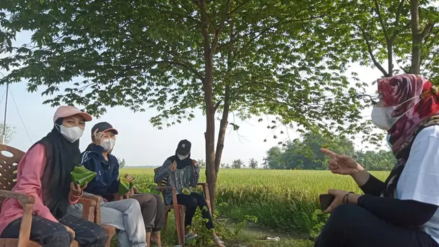 Tatiek Soelistijani, Anggota DPRD Demak saat mengenalkan nasi ndoreng khas Kota Wali kepada generasi muda, Selasa,1/6/2021. (Foto : Liputan6.com/Kusfitria Marstyasih)