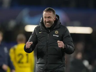 Pelatih Chelsea, Graham Potter melakukan selebrasi di lapangan usai berakhirnya pertandingan leg 2 babak 16 besar Liga Champions antara Chelsea melawan dan Borussia Dortmund di Stamford Bridge, London, Rabu (8/3/2023).Chelsea berhasil mengalahkan Borussia Dortmund dengan skor 2-0.(AP Photo/Alastair Grant)