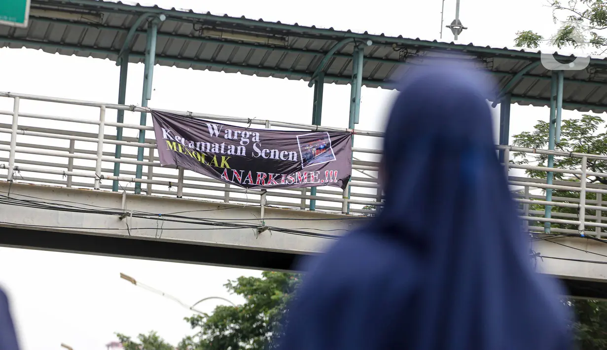 Spanduk imbauan tolak anarkisme terpasang di JPO di Jakarta, Minggu (11/10/2020). Spanduk imbauan untuk tidak melakukan aksi anarkisme merebak di sejumlah kawasan di Jakarta pascaaksi unjuk rasa massa yang menolak pengesahan Omnibus Law UU Cipta Kerja. (Liputan6.com/Faizal Fanani)