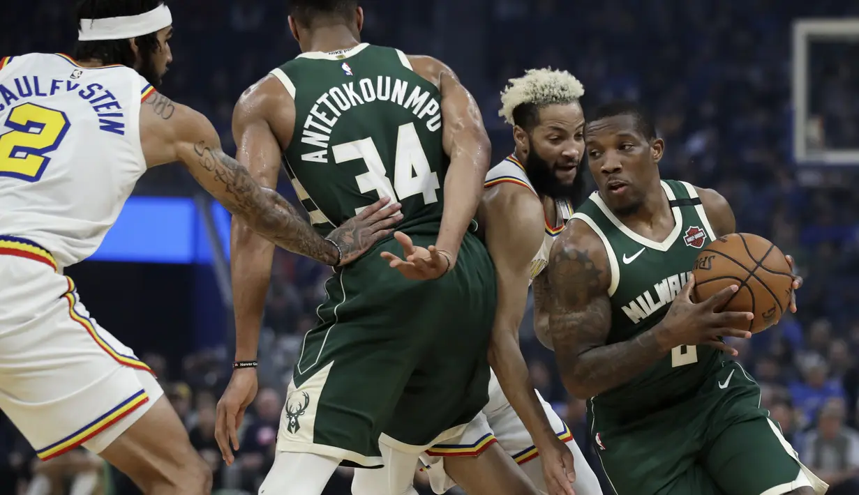 Pebasket Milwaukee Bucks, Eric Bledsoe, berusaha melewati pebasket Golden State Warriors pada laga NBA di Chase Center, Rabu (8/1/2020). Milwaukee Bucks menang 107-98 atas Warriors. (AP/Ben Margot)