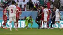 Awalnya, wasit Mario Alberto Escobar Toca memberikan kartu kuning terhadap pelanggaran yang dilakukan oleh Wayne Hennessey. (AP/Frank Augstein)