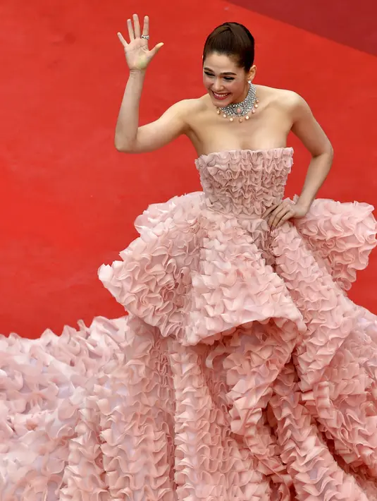 Aktris blasteran Inggris-Thailand, Araya Hargate melambaikan tangan saat tiba dalam pembukaan dan screening film "Cafe Society" pada kompetisi Film Cannes ke-69 dalam Festival Film Cannes di Prancis, Rabu (11/5/2016). (Loic VENANCE/AFP)