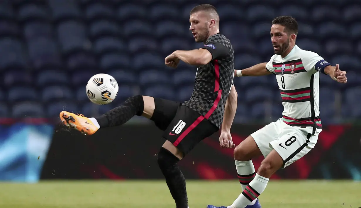 Pemain Portugal, Joao Moutinho, berebut bola dengan pemain Kroasia, Ante Rebic, pada laga UEFA Nations League di Stadion Dragao, Minggu (6/9/2020). Portugal menang dengan skor 4-1. (AP/Miguel Angelo Pereira)