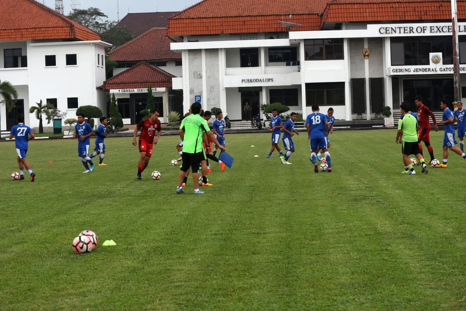 Pemain Persib berlatih di awah arahan pelatih baru Roberto Carlos Mario Gomez. (Liputan6.com/Kukuh Saokani)