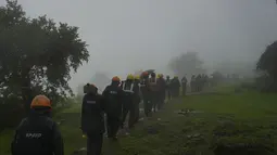 Sebuah tim yang terdiri dari 60 penyelamat dan trekker terlatih telah dikerahkan untuk membantu menyelamatkan orang-orang yang terjebak oleh tanah longsor, yang terjadi Rabu malam, kata wakil menteri negara bagian Devendra Fadnavis di Twitter. (AP Photo/Rafiq Maqbool)