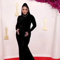Vanessa Hudgens tampil perdana di ajang penghargaan Oscar 2024 usai menikah dengan atlet Cole Tucker pada Desember 2023 lalu. [@vanessahudgens]